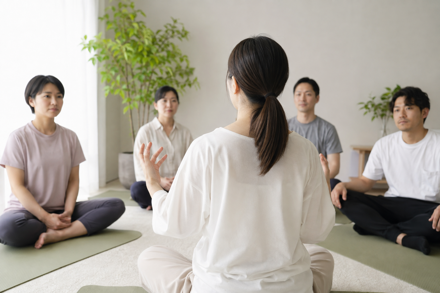 参加者へ呼吸を案内する先生